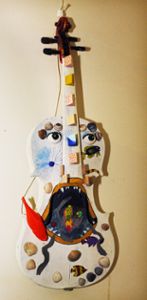 Manche Geigen erinnern an Klaus-Dieter, die sprechende Ukulele aus der Kindersendung Löwenzahn. Foto: Schwarzwälder Bote