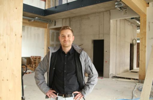 Projektingenieur David Strittmatter im künftigen Empfangsbereich des Neubaus von ED Netze. Hier wird die Anlaufstelle für Kunden sein. Foto: Ganter