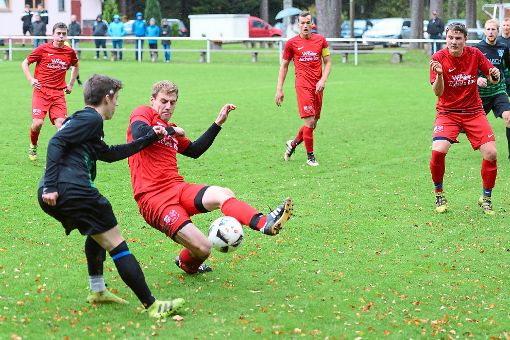 Die SG Neuweiler/Oberkollwangen erkämpft sich einen Punkt gegen den 1. FC Altburg. Foto: Wasserbauer Foto: Schwarzwälder-Bote