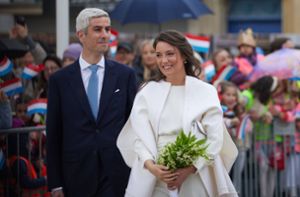 Die standesamtliche Trauung war eine entspannte Veranstaltung: Prinzessin Alexandra von Luxemburg und Nicolas Bagory. Foto: IMAGO/Belga/IMAGO/LUXPRESS/Jean-Claude Ernst