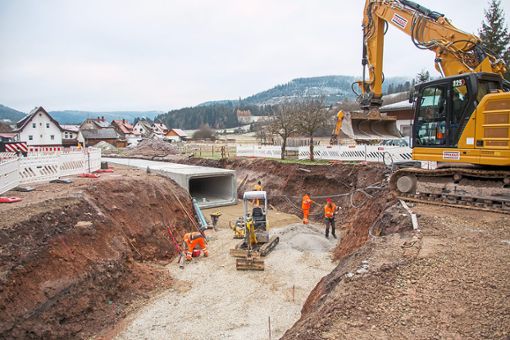 Die letzten Bauteile des Hochwasserentlastungskanals wurden diese Woche eingesetzt.Foto: Menzler Foto: Schwarzwälder Bote