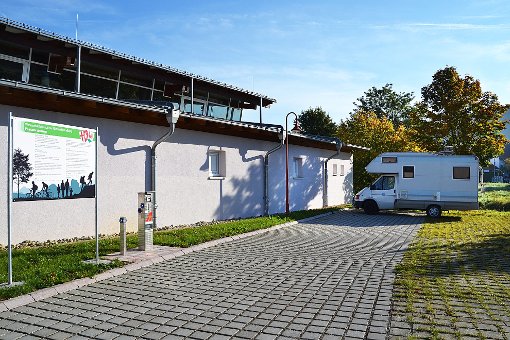 Platz für sechs Wohnmobile bietet das Areal an der Südseite der Schmeienhalle in Straßberg. Fotos: Holbein Foto: Schwarzwälder-Bote