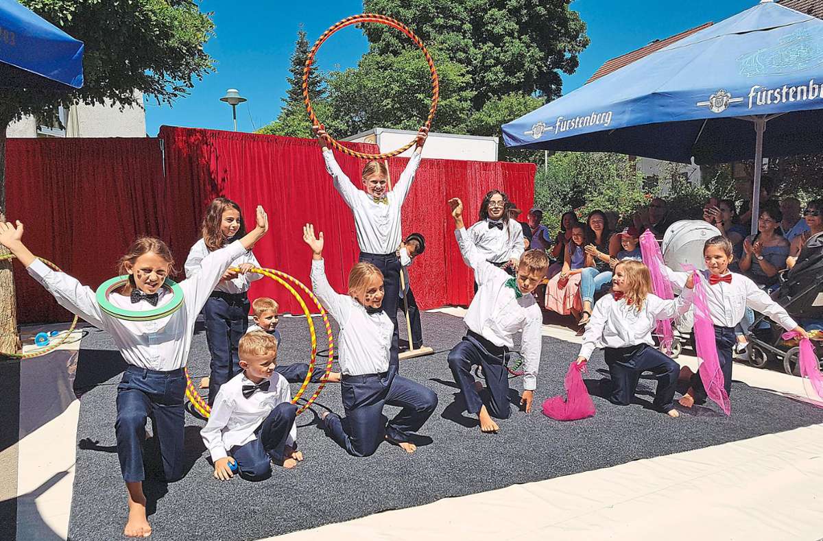 Mit Ringen und Hula-Hoop-Reifen führt eine Schülergruppe eine gelungene Zirkusnummer vor, die beim Publikum sehr gut ankommt. Foto: Conny Hahn