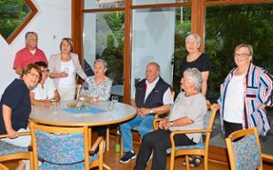 Treffpunkt-Leiterin Gisela Schreiber (Dritte von rechts) lobt die Vielfalt der Ausstellung der Künstlerin Karin Kaiser (rechts).  Foto: Herzog Foto: Schwarzwälder Bote