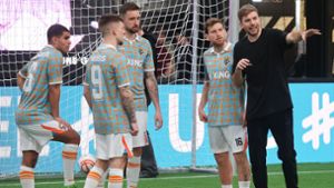 Christoph Kramer gibt Anweisungen an die Mannschaft, in der auch Jovan Djermanovic spielt. Foto: Eibner-Pressefoto/Eibner-Pressefoto/Joerg Nieberga