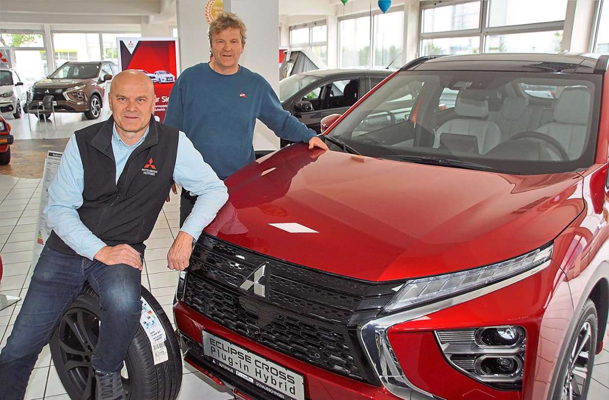 Die beiden Eigentümer des Mitsubishi-Autohauses Erndle im Industriegebiet: Jürgen (links) und Roland Erndle. Foto: Limberger