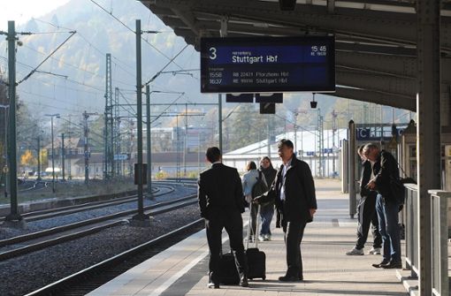 Warten auf den Zug nach Stuttgart. Aber wird der in Zukunft auch direkt nach Stuttgart fahren. Die Frage steht im Zentrum des Gäubahn-Streits. Foto: Lück
