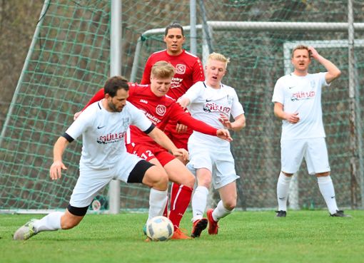 Der FC Fischbach (weiße Trikots) ist am Sonntag Gegner der DJK Donaueschingen II. Foto: Sigwart Foto: Schwarzwälder Bote