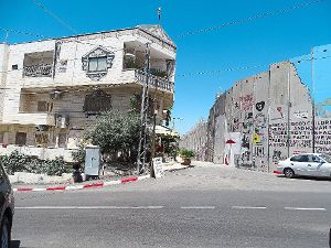 Das Walled Off Hotel des britischen Künstlers Bansky steht in Bethlehem direkt neben der Sperrmauer. Foto: Hekler Foto: Schwarzwälder-Bote