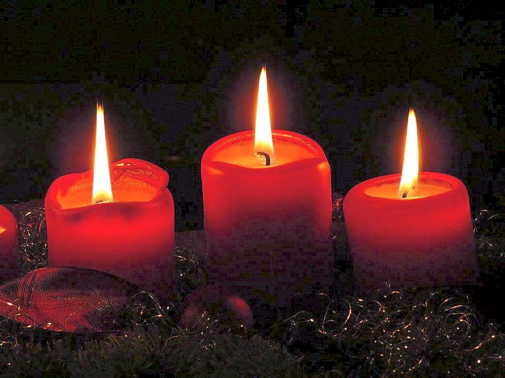 In der Vorweihnachtszeit steigt die Brandgefahr bei Adventskränzen mit echten Kerzen. Foto: Pixabay
