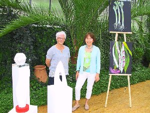 Die   Künstlerinnen Heidemarie Messner  (links) und Barbara Irion stellen in Rosenfeld aus.  Foto: May Foto: Schwarzwälder-Bote