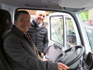 Bürgermeiser Klaus Mack (links) bei der Präsentation des neuen Räumfahrzeugs für den Bad Wildbader Winterdienst. Archiv-Foto: Mutschler Foto: Schwarzwälder Bote