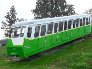 Der Denkmal-Bergbahnwagen am Kreisel glänzt wieder. Foto: Bechtle Foto: Schwarzwälder Bote