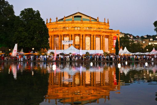 Weiße Zelte rund ums Große Haus und den Eckensee: Das Sommerfest in Stuttgart steigt in diesem Jahr vom 7. bis 10. August. Foto: Benjamin Beytekin