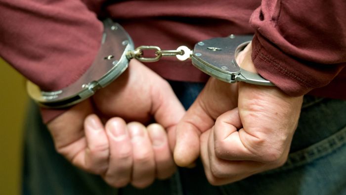 Polizei verhaftet zwei Einbrecher auf Hausdach 