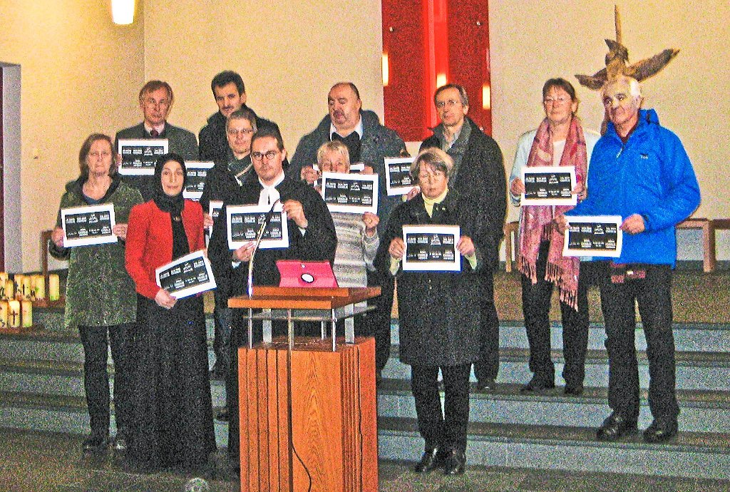 Mitglieder der Haslacher Kirchengemeinden und der Moscheegemeinde zeigen das überall in der Welt zu sehende Plakat: »Je suis Charlie – Ich bin Charlie«.