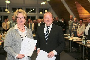 Bürgermeister Andreas Hölzlberger verpflichtete Inge Schuon als neue Stadträtin in Haiterbach. Foto: Priestersbach Foto: Schwarzwälder-Bote