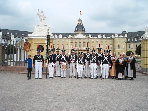 Historische Bürgerwehr und Bürgerinnen vor dem Karlsruher Schloss. Foto: Privat