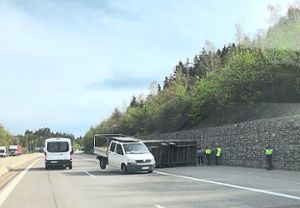 Ein Anhänger mit Stahlträgern ist auf der Autobahn bei Oberndorf umgekippt. Foto: Rinderknecht