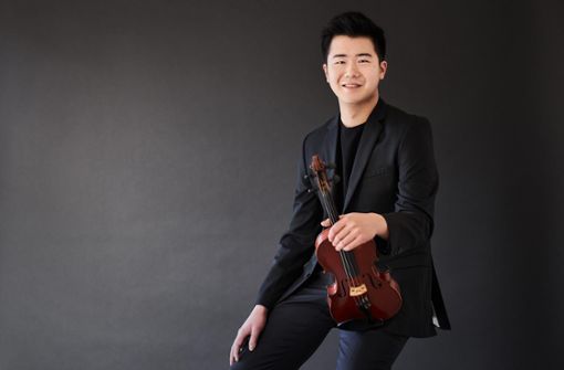 Simon Zhu gehört mit 21 Jahren zu Deutschlands hoffnungsvollsten Talenten an der Violine, hat internationale Wettbewerbe gewonnen und zeigt sein großes Können am Freitag, 22. Juli, ab 18 Uhr im Stauffenbergschloss. Foto: Kikkas