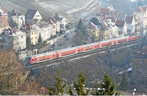 Ein Zug fährt in Stuttgart über die Gäubahntrasse. Laut Bahn soll die Gäubahn deutlich später an den Flughafen angebunden werden. (Archivfoto) Foto: dpa