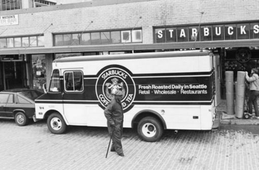 Am urigen Pike Place Market unweit des Hafens von Seattle eröffnet am 31. März 1971 die erste Filiale von Starbucks. Foto: Starbucks/Twitter