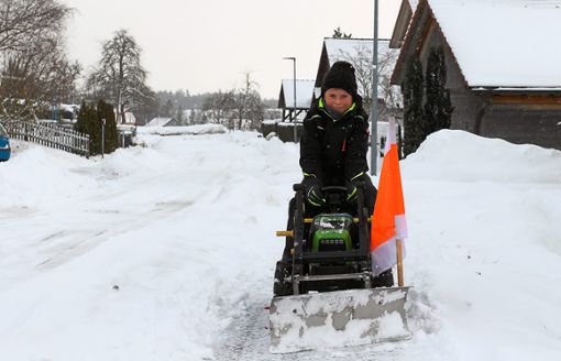 Seine Freizeit setzt Julian Walz sinnvoll ein. Mit seinem Mini-Schneepflug hilft er  Nachbarn beim Räumen der Gehwege. Foto: Sannert Foto: Schwarzwälder Bote