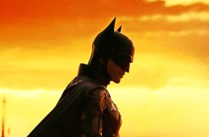 Blick über Gotham City: Robert Pattinson mit Fledermausohren in „The Batman“ Foto: imago images/Prod.DB