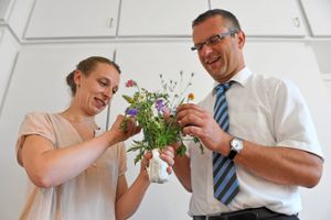 Die Umweltbeauftragte Hannah Wagner überreicht OB Stephan Neher einen Wiesenblumenstrauß.  Foto: Stadtverwaltung/Schlüter Foto: Schwarzwälder Bote