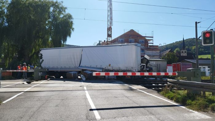 Trotz Rotlicht auf Gleisen - Lkw-Fahrer stirbt bei schwerem Bahn-Unfall