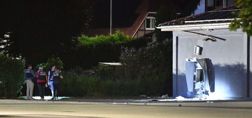 Die Kriminalpolizei am Tatort: Donnerstagfrüh wurde der Geldautomat am Getränkemarkt von Edeka Kohler in Allmannsweier in die Luft gejagt.  Foto: Kamera 24