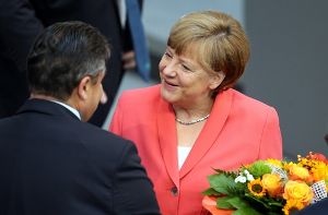 Bundeskanzlerin Angela Merkel nimmt Glückwünsche entgegen und wirbt für das Griechenland-Hilfspaket.  Foto: dpa