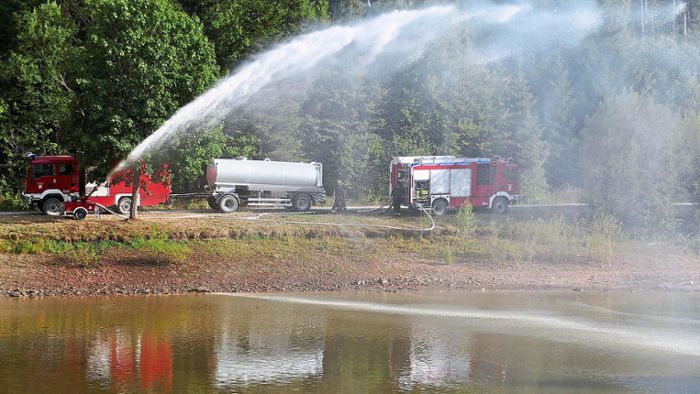 Feuerwehr pumpt Trinkwasser in den Bömbachsee