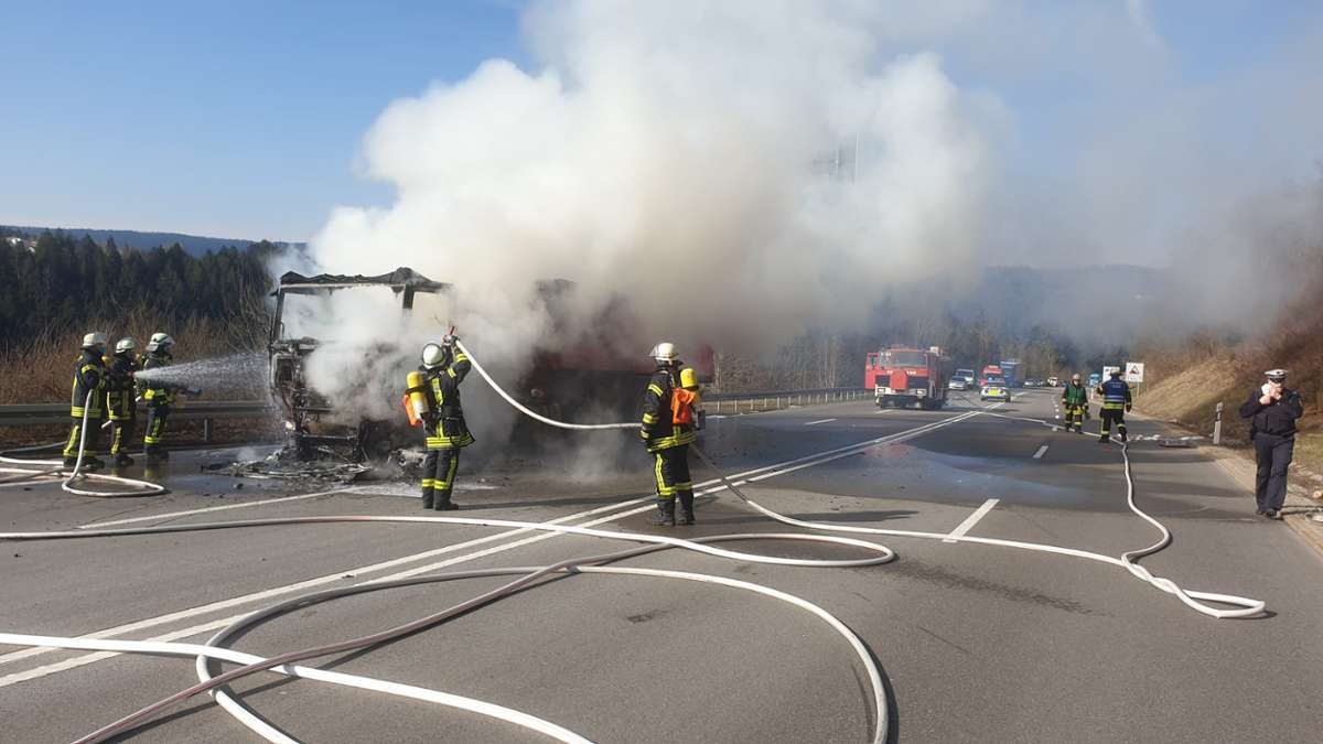 Laster brennt auf B 462: Schaden an Fahrzeug und Straße bei 100.000 Euro