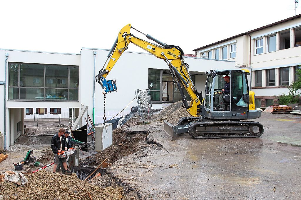 Noch sind die Bagger auf dem Pausenhof der Grundschule in Dornstetten am Werk. Bis zum Ende der Sommerferien sollen alle Arbeiten am und im Erweiterungsbau fertig sein.