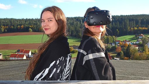 In einige von Johanna Mangolds (links) Werken taucht der Betrachter mittels Virtual-Reality-Brille ein. Gemeinsam mit Viktoria Tiedeke von Global Forest sucht die Künstlerin derzeit Freiwillige für ihr neustes Projekt. Foto: Moser