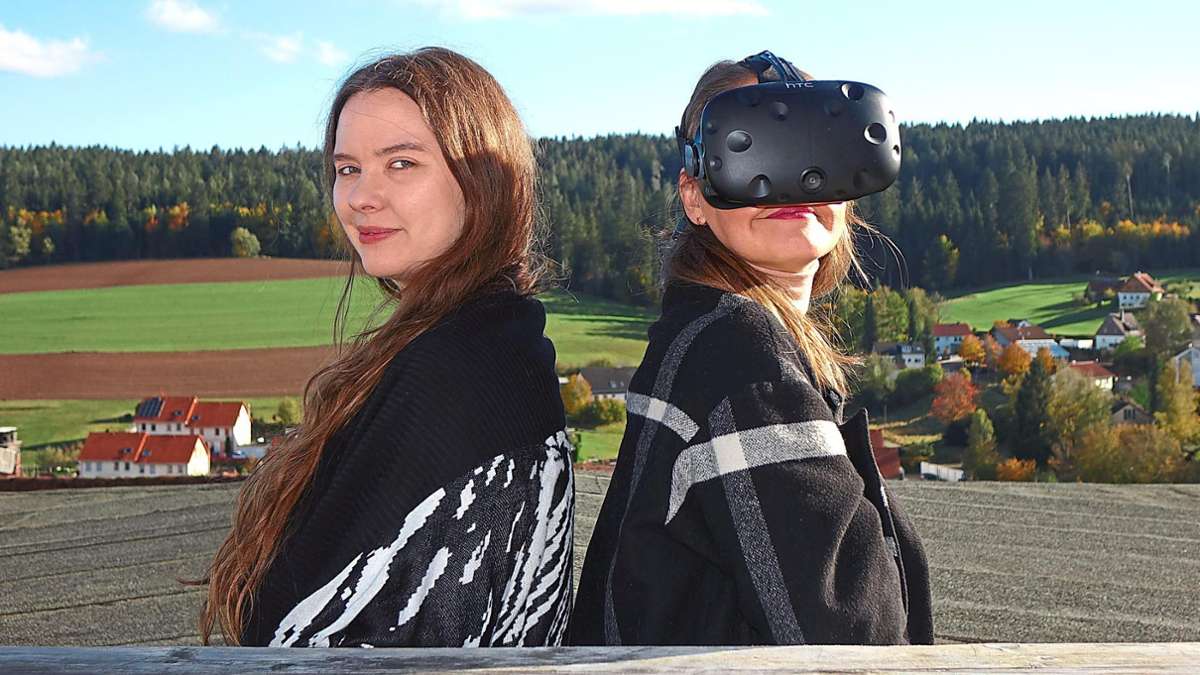 In einige von Johanna Mangolds (links) Werken taucht der Betrachter mittels Virtual-Reality-Brille ein. Gemeinsam mit Viktoria Tiedeke von Global Forest sucht die Künstlerin derzeit Freiwillige für ihr neustes Projekt. Foto: Moser
