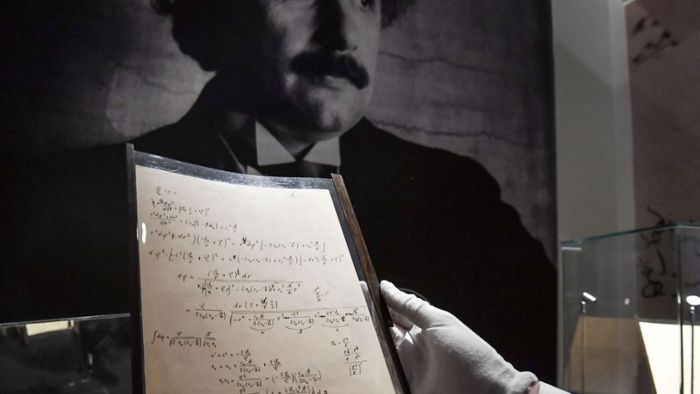 Manuskript von Einstein für Millionen versteigert