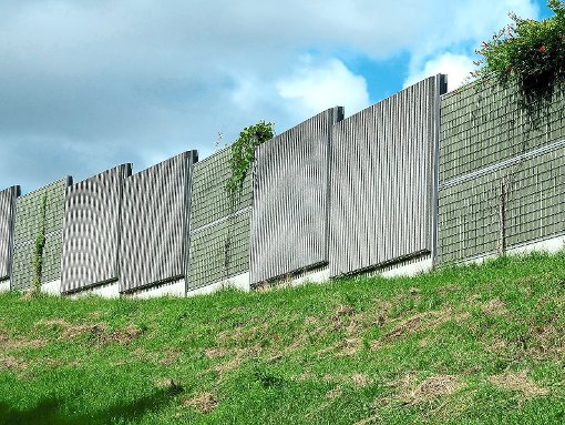 Unter anderem eine Schutzwand an  der B33  könnte in Zukunft für weniger Lärm in Mönchweiler sorgen.  Foto: fotolia/focus finder Foto: Schwarzwälder-Bote