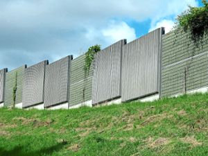 Unter anderem eine Schutzwand an  der B33  könnte in Zukunft für weniger Lärm in Mönchweiler sorgen.  Foto: fotolia/focus finder Foto: Schwarzwälder-Bote