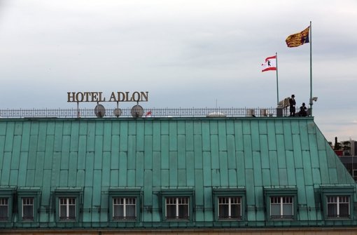 Die königliche Standarte weht anlässlich des Queen-Besuchs im Hotel Adlon in Berlin. Foto: dpa