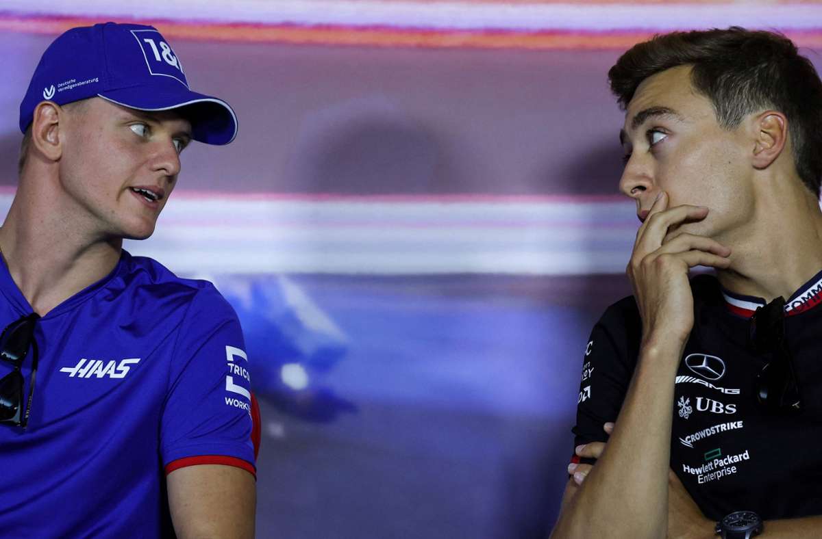 Zwei Rennfahrer-Talente, die in der Formel 1 noch Großes vorhaben – aber es muss alles zusammenpassen: Mick Schumacher (li.) und George Russell Foto: AFP/KENZO TRIBOUILLARD