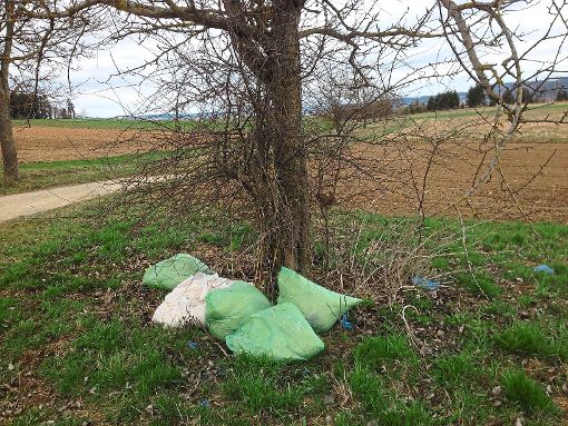 Diese Abfallsäcke wurden von ihren Besitzern  einfach unter einem Baum abgelegt.  Foto: Holzer-Rohrer Foto: Schwarzwälder-Bote
