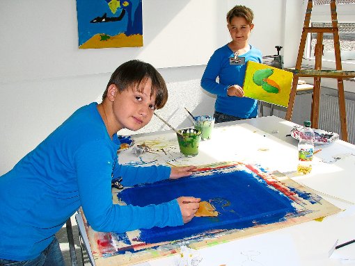 Alexander (links) und Maximilian Chalkiadakis   präsentieren stolz ihre Malereien. Fotos: Vinci Foto: Schwarzwälder-Bote