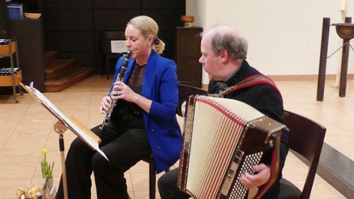 Julia Guhl und Michael Link haben für ihr Publikum in der evangelischen Stadtkirche besondere musikalische Bilder vorbereitet. Foto: Weber