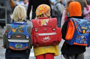 Drei Grundschüler auf dem Weg zur Schule – nach dem Ende der Sommerferien  ist das ab nächste Woche wieder Alltag in Baden-Württemberg. Foto: dpa/Patrick Seeger