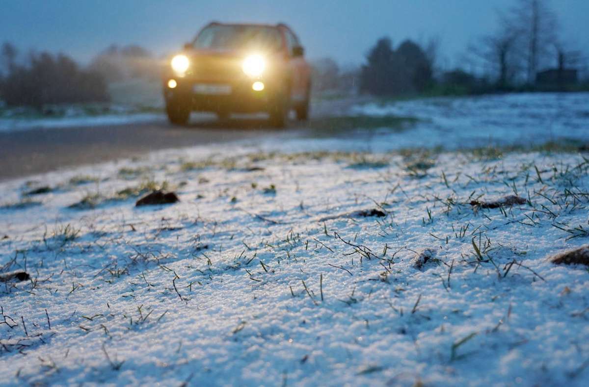 Mit Sommerreifen im Schnee unterwegs zu sein, ist keine gute Idee. (Symbolfoto) Foto: Andreas Rosar/dpa