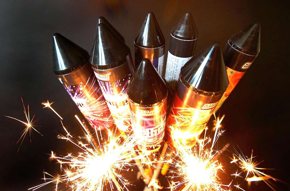 In diesem Jahr wird es wieder nichts mit dem Abfeuern von Silvester-Raketen. Dazu gibt es verschiedene Meinungen. Foto: Weihrauch/dpa
