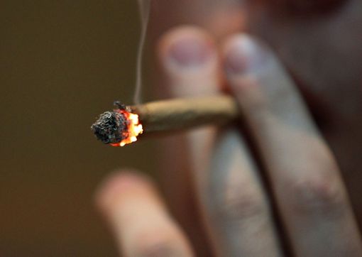 Eine Person raucht einen Joint – mit einer Ampel-Regierung wird das möglicherweise schon bald legal sein. Foto: Berg