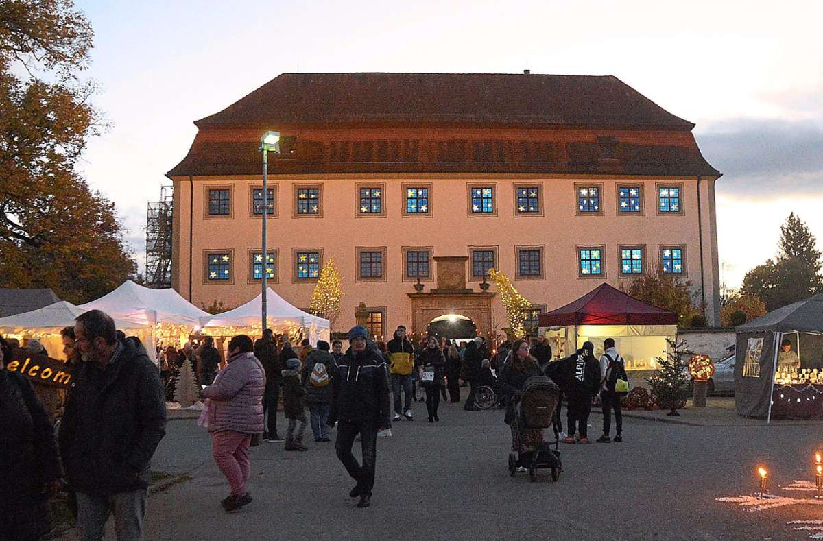 Romantisch: Am Abend erstrahlt der Schlossplatz im Lichterglanz.